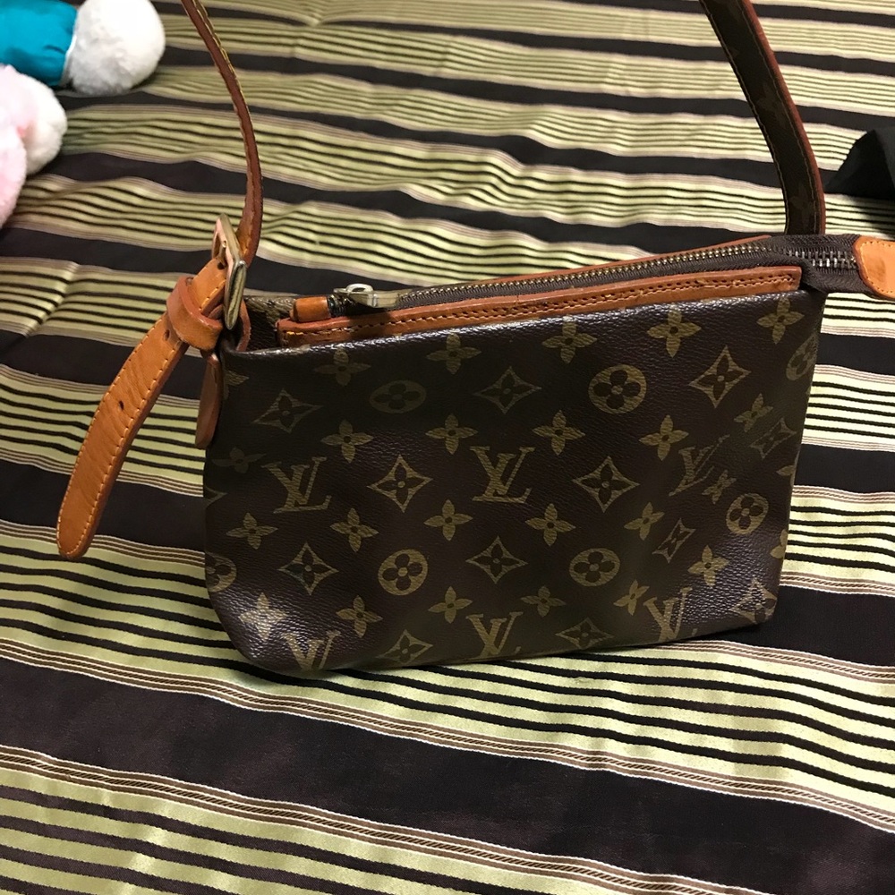 Small purse Luis Vuitton made in France.